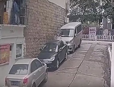Η σοκαριστική στιγμή που γυναίκα πέφτει με το νυφικό της πάνω σε αυτοκίνητο (βίντεο)